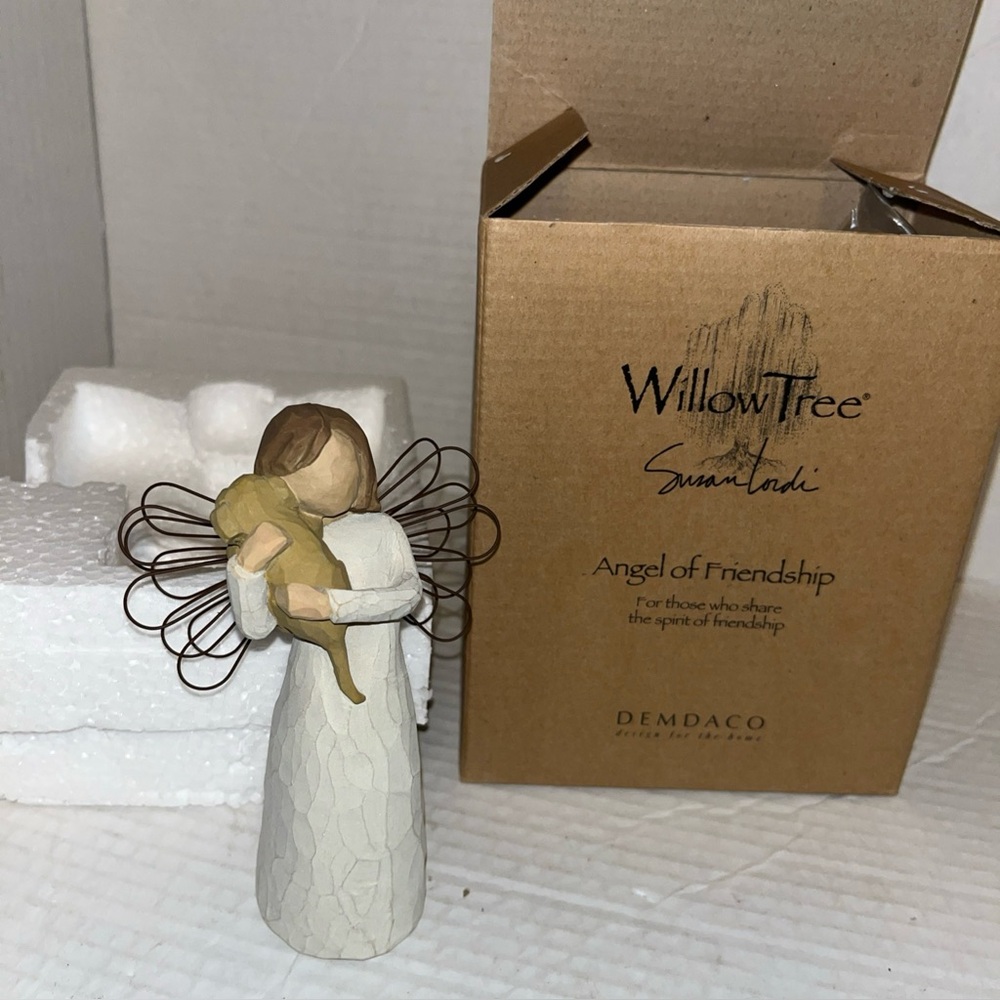 Willow Tree ,"Angel Of Friendship" Angel Figurine with dog, 1999 Demdaco New